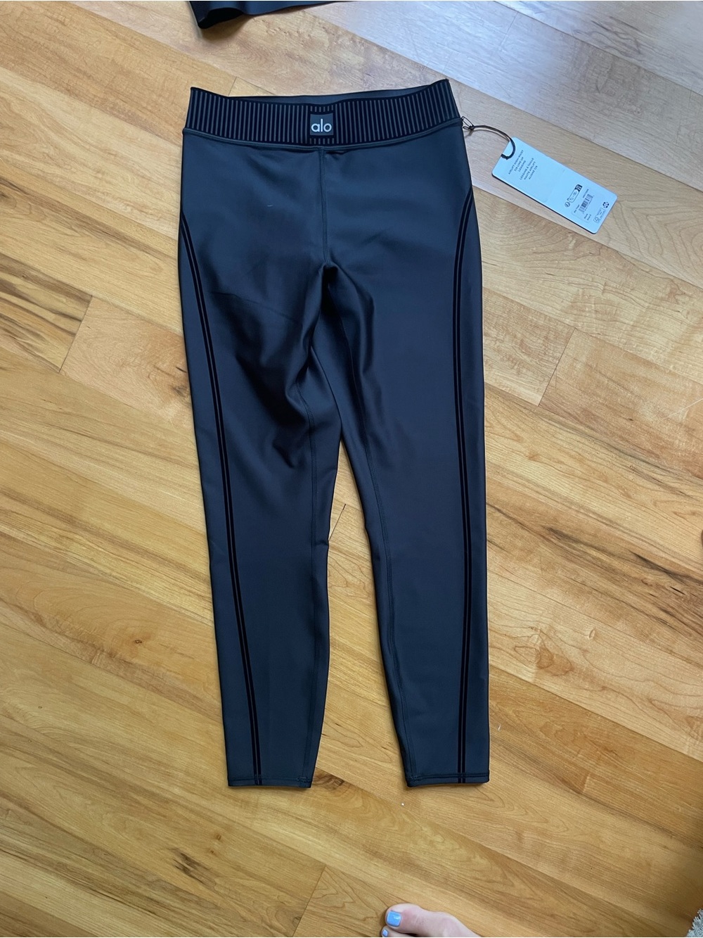 ALO Yoga Black Legging Tag - Airlift High Waist - Picture 3 of 6